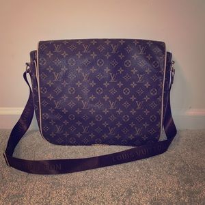Louis Vuitton Messenger Bag